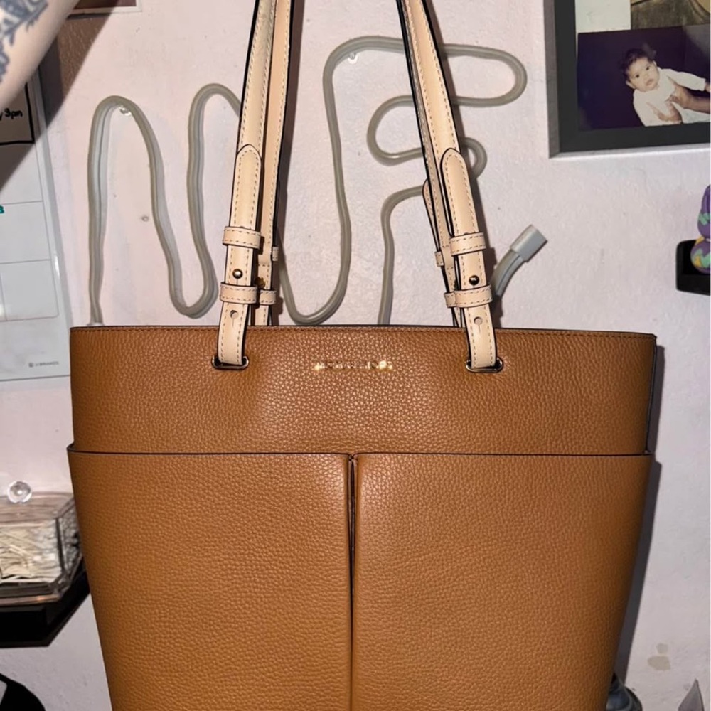 Michael Kors Tan Tote Bag with Sleek Design